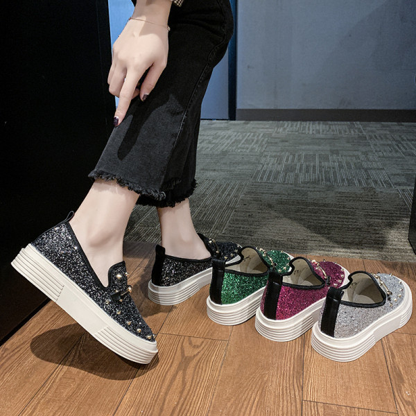 Moodsad naiste vabaajajalatsid läikivate osakestega, kõrge platvormi ja metallelemendiga