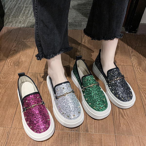 Moodsad naiste vabaajajalatsid läikivate osakestega, kõrge platvormi ja metallelemendiga