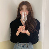 Stiilne musta värvi spitsikaelusega naiste pluus