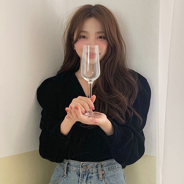 Stiilne musta värvi spitsikaelusega naiste pluus