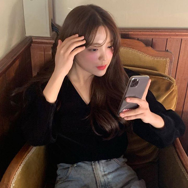 Stiilne musta värvi spitsikaelusega naiste pluus