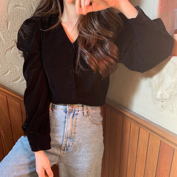 Stiilne musta värvi spitsikaelusega naiste pluus