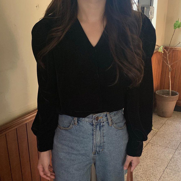 Stiilne musta värvi spitsikaelusega naiste pluus