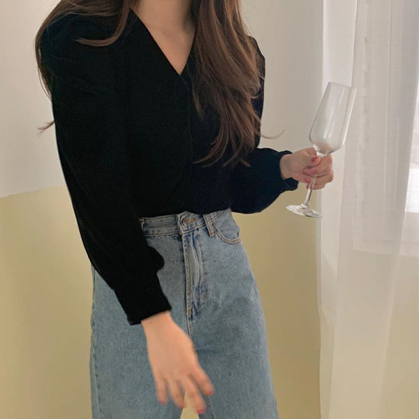 Stiilne musta värvi spitsikaelusega naiste pluus