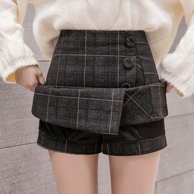 Naiste kõrge vöökoha ja nööpidega ruuduline seelik