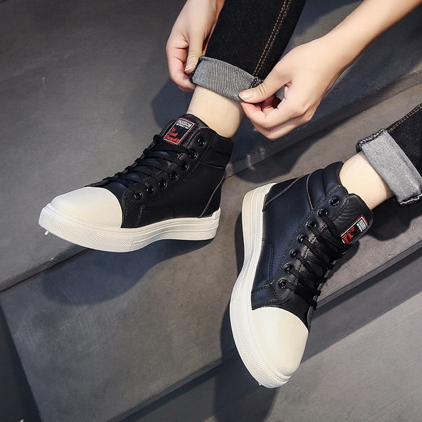 Moodsad lameda talla ja paeltega meeste tossud