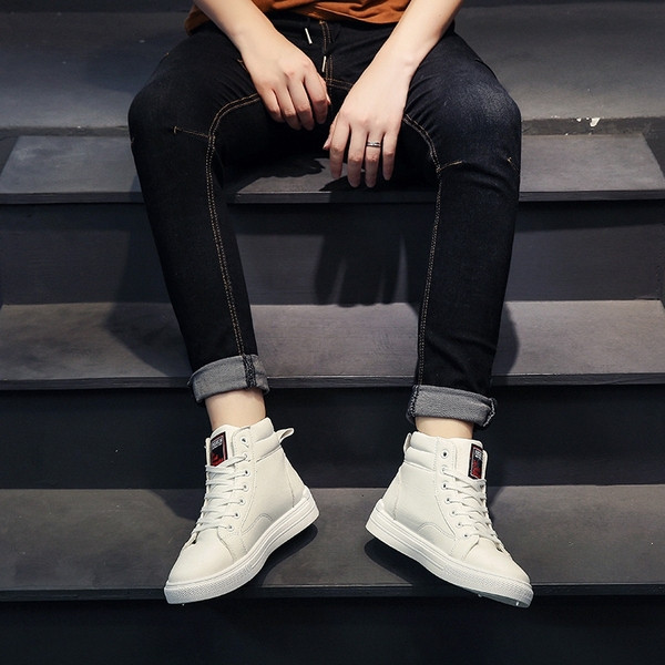 Moodsad lameda talla ja paeltega meeste tossud