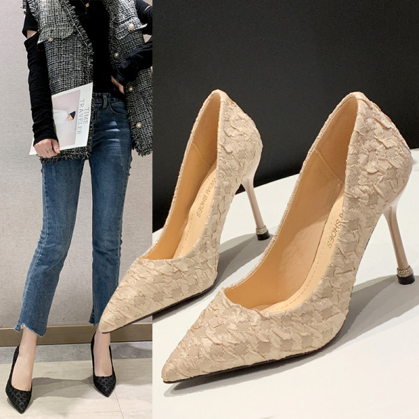 Ženske elegantne cipele na tanku petu - model na špic