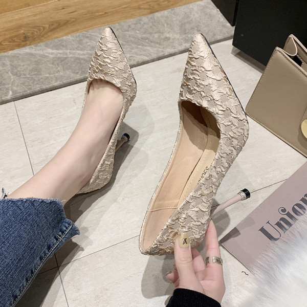 Ženske elegantne cipele na tanku petu - model na špic