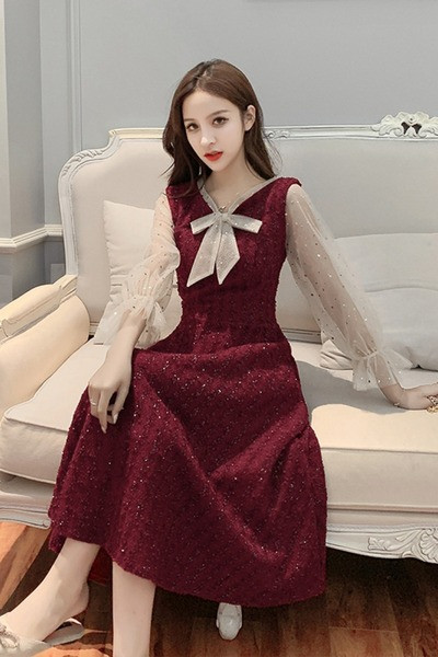 Uut mudelit spitsikaelusega, paela ja tüllvarrukatega naiste kleit