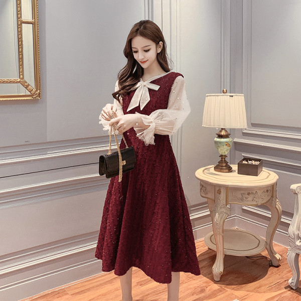 Uut mudelit spitsikaelusega, paela ja tüllvarrukatega naiste kleit