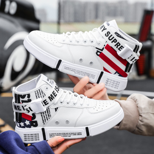 Moodsad meeste tossud kirjade ja lipsudega