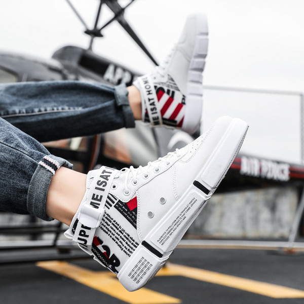 Moodsad meeste tossud kirjade ja lipsudega