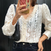 Naiste pitspluus spitsikaelusega ja nööpidega