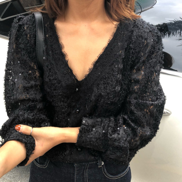 Naiste pitspluus spitsikaelusega ja nööpidega