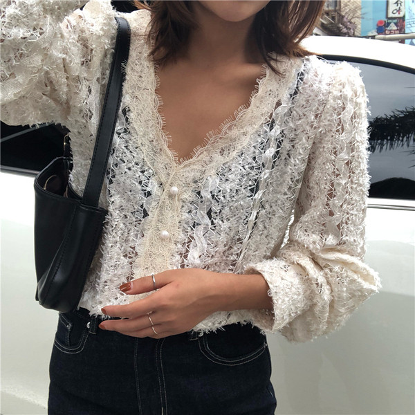 Naiste pitspluus spitsikaelusega ja nööpidega