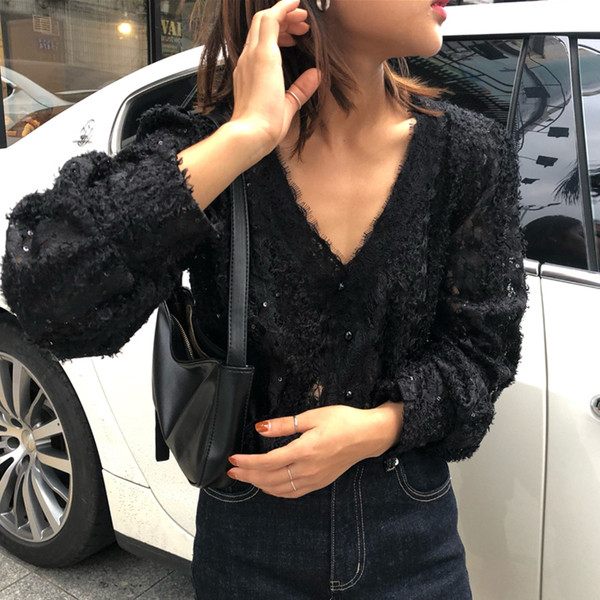 Naiste pitspluus spitsikaelusega ja nööpidega