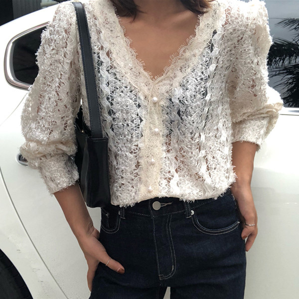 Naiste pitspluus spitsikaelusega ja nööpidega