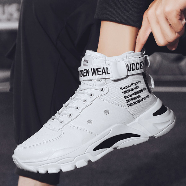 Férfi tornacipő fűzővel, foltokkal és durva talppal