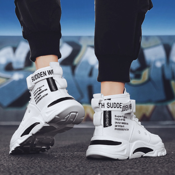 Férfi tornacipő fűzővel, foltokkal és durva talppal