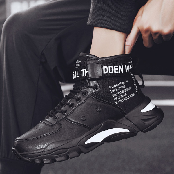 Férfi tornacipő fűzővel, foltokkal és durva talppal