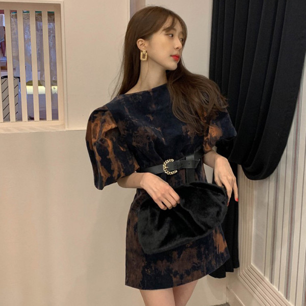 Moodne naiste kleit 3/4 varrukatega, vöökohal vööga