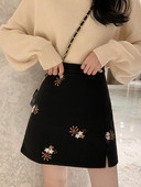 Moodne kõrge vöökoha ja tikandiga naiste seelik