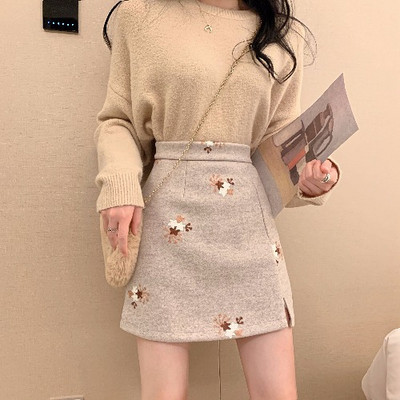 Moodne kõrge vöökoha ja tikandiga naiste seelik