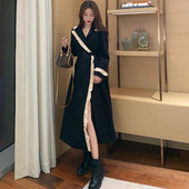 Fekete női ruha-kabát spitz nyakkivágással és hasítékkal