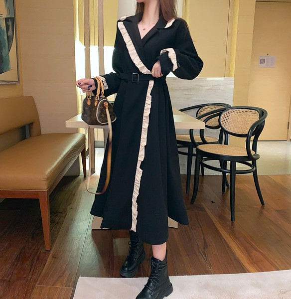 Fekete női ruha-kabát spitz nyakkivágással és hasítékkal