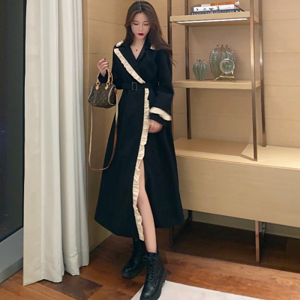 Fekete női ruha-kabát spitz nyakkivágással és hasítékkal