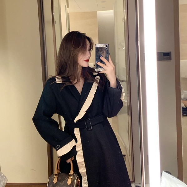 Fekete női ruha-kabát spitz nyakkivágással és hasítékkal