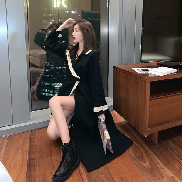 Fekete női ruha-kabát spitz nyakkivágással és hasítékkal