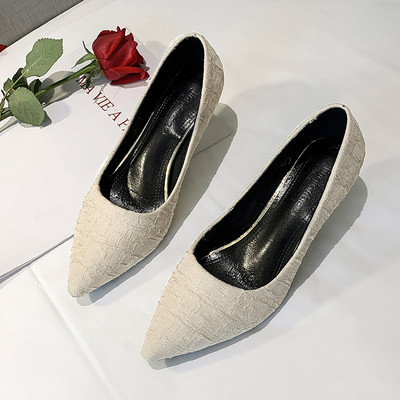 Vékony sarkú hegyes modell női formális cipő