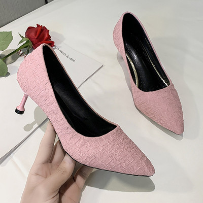 Vékony sarkú hegyes modell női formális cipő