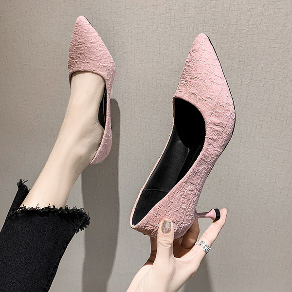 Vékony sarkú hegyes modell női formális cipő