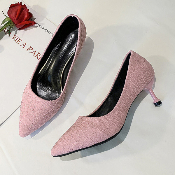 Vékony sarkú hegyes modell női formális cipő