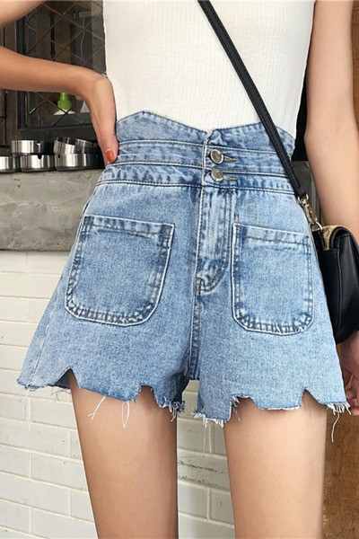 Rebenenud motiivide, taskute ja kõrge vöökohaga naiste lühikesed püksid