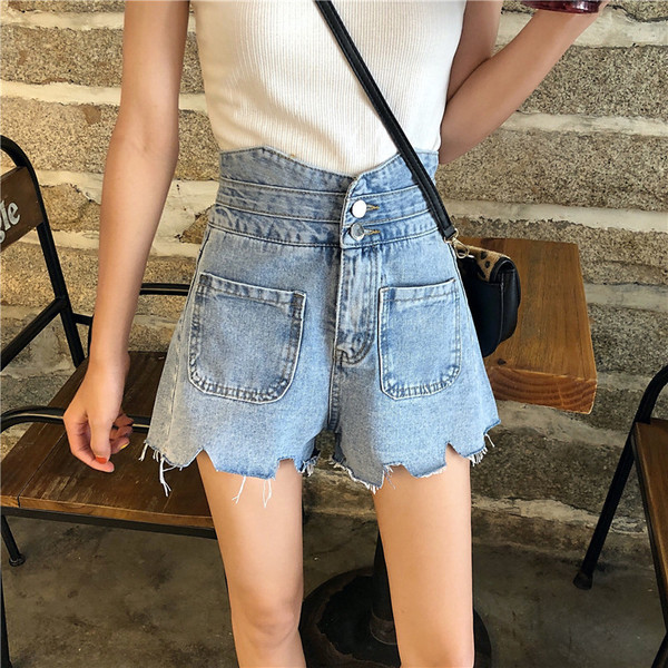 Rebenenud motiivide, taskute ja kõrge vöökohaga naiste lühikesed püksid