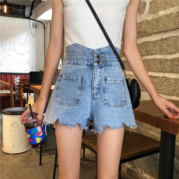 Rebenenud motiivide, taskute ja kõrge vöökohaga naiste lühikesed püksid