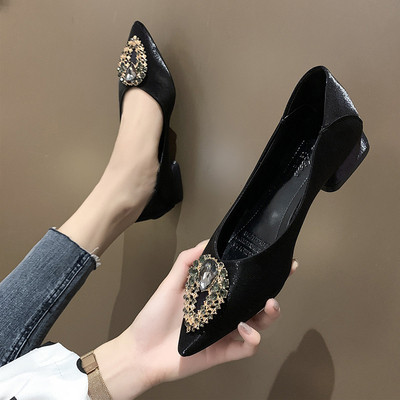 Stílusos hegyes modell női cipő fém elemmel és díszítő kövekkel