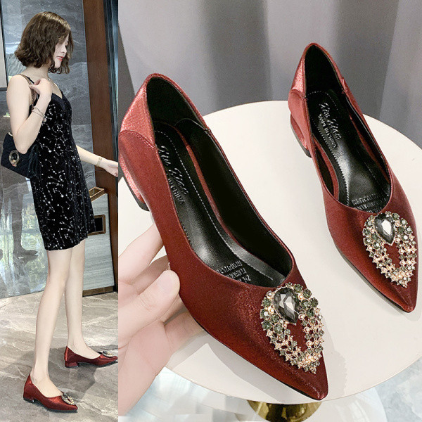 Stílusos hegyes modell női cipő fém elemmel és díszítő kövekkel