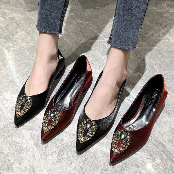 Stílusos hegyes modell női cipő fém elemmel és díszítő kövekkel