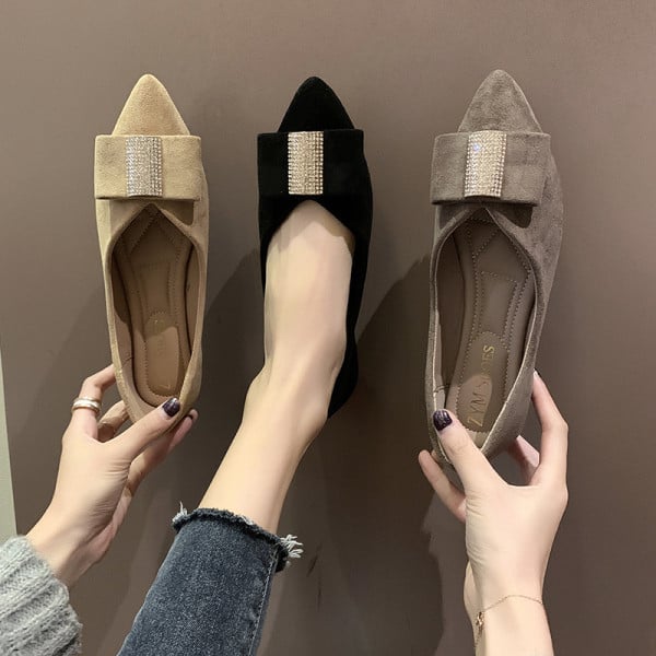 Ökoseemisnahast valmistatud naiste vabaajajalatsid paelaga