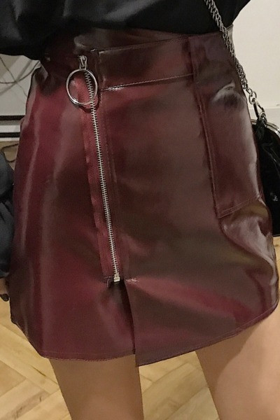 Női aszimmetrikus bőrszoknya, magas derékkal és cipzárral