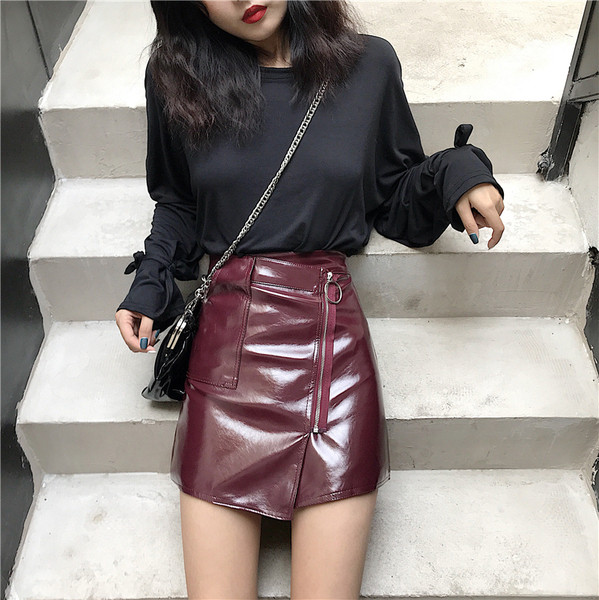 Női aszimmetrikus bőrszoknya, magas derékkal és cipzárral