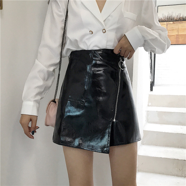 Női aszimmetrikus bőrszoknya, magas derékkal és cipzárral