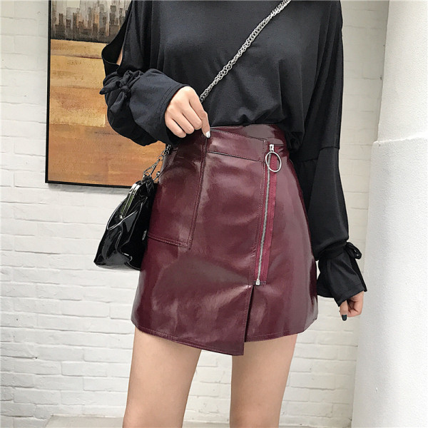 Női aszimmetrikus bőrszoknya, magas derékkal és cipzárral