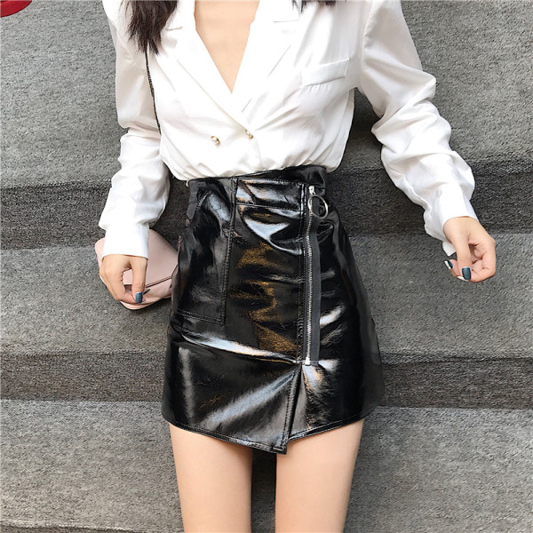 Női aszimmetrikus bőrszoknya, magas derékkal és cipzárral