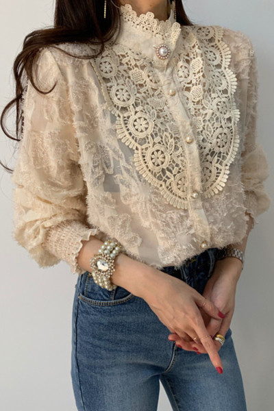 Retro stílusú csipkeblúz magas gallérral és gombokkal